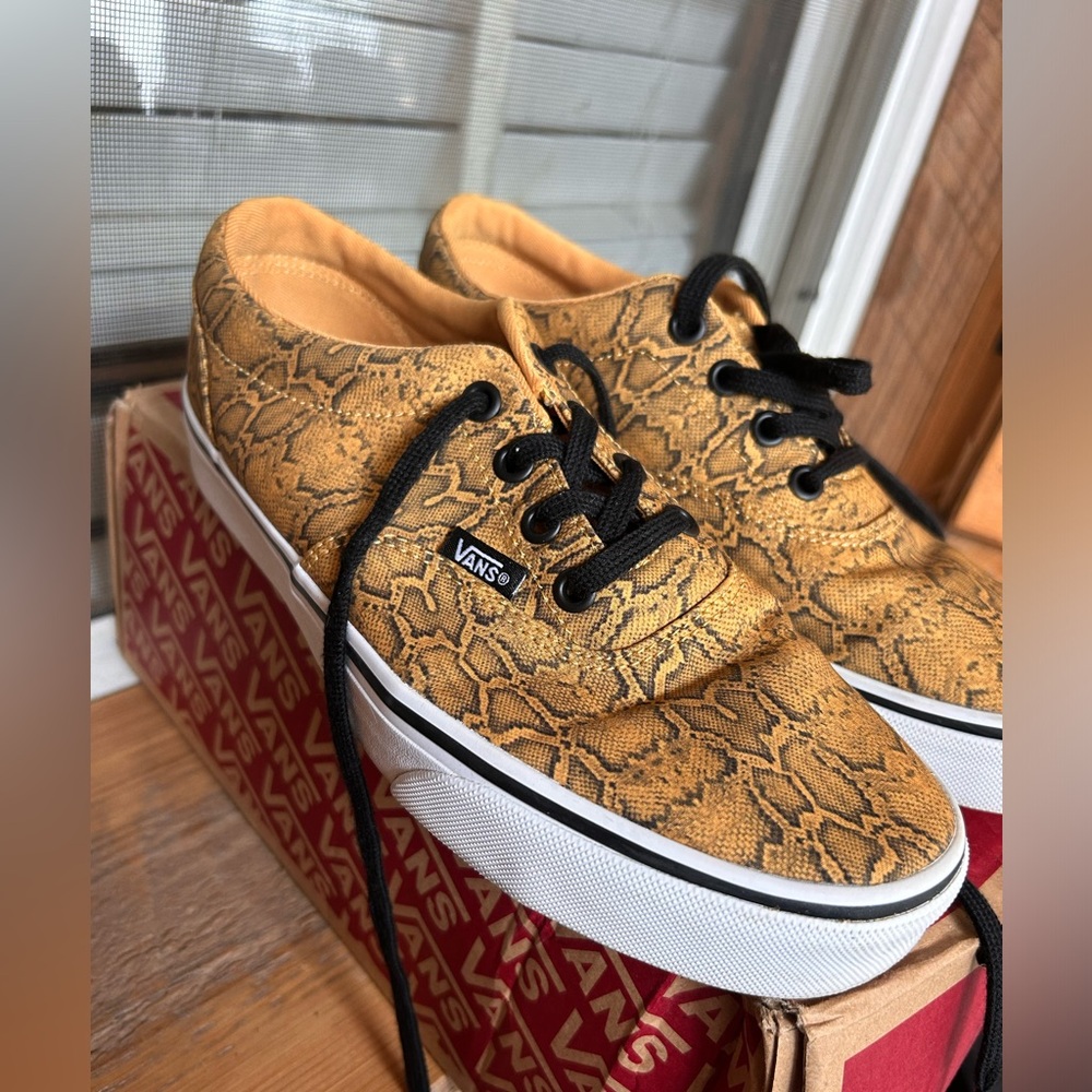 Van’s sneakers Women’s snake print honey gold 8.5 wide, like new